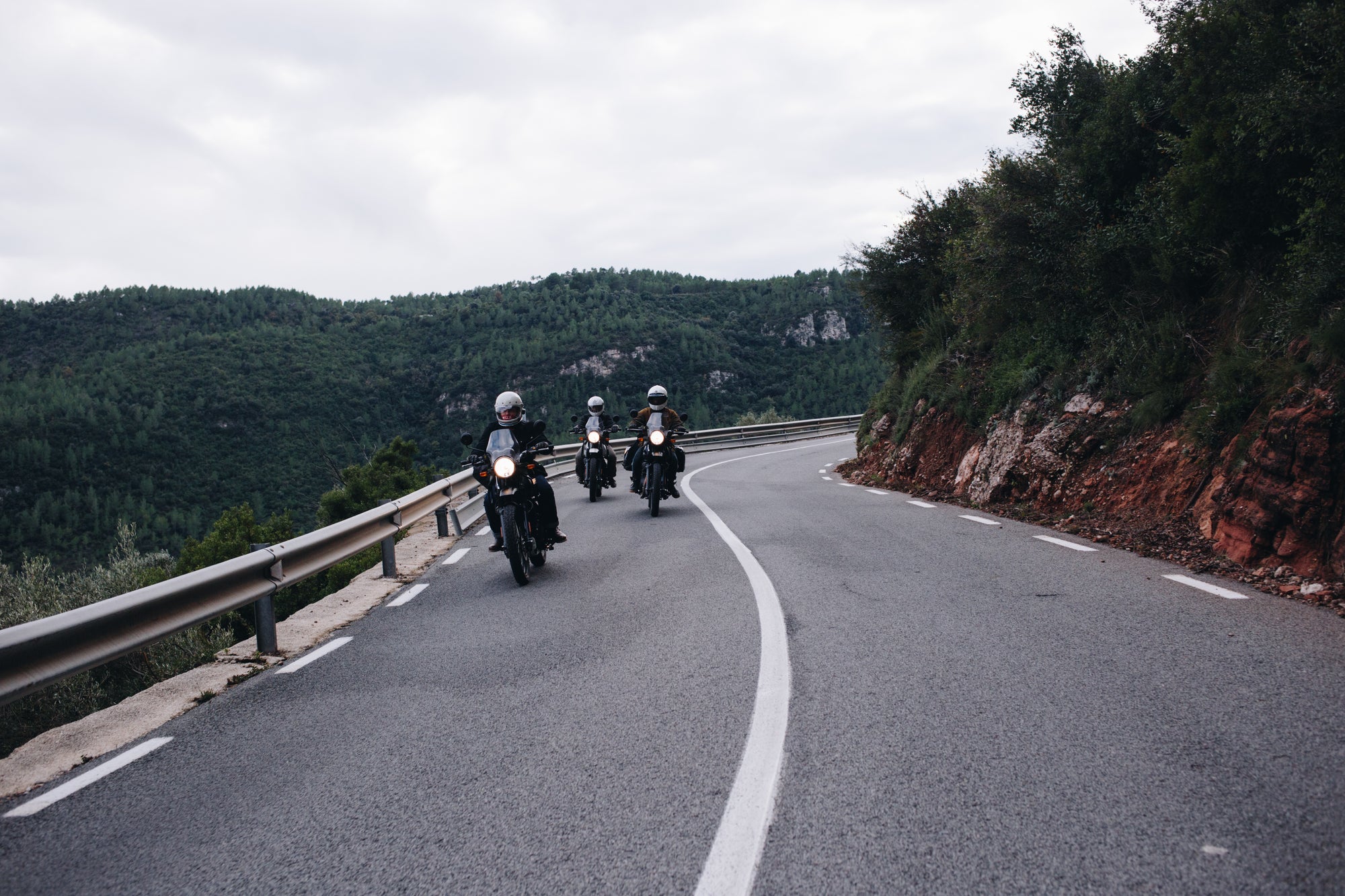 LE MONDE DU BOUCHON MOTO PRÉFÈRE VOUS MENTIR. NOUS, ON PRÉFÈRE VOUS PROTÉGER.